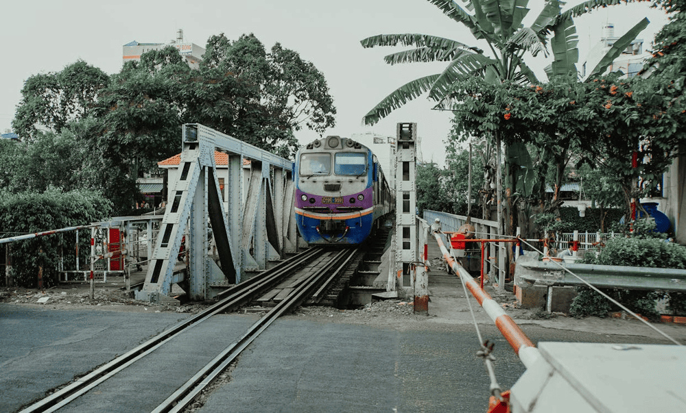 Taking the train from Hanoi to Ninh Binh is a safe, relaxing, and cost-effective way to travel while enjoying the landscape (Source: Pexels)
